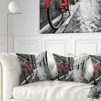 DesignArt Ретро гроздобер црвен велосипед - перница за фрлање фотографии од градски пејзаж - 18x18