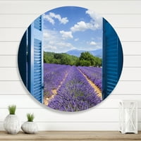 DesignArt 'Преглед на полето на лаванда преку сино отворено колиба прозорец' Фарма куќа метална wallидна уметност - диск од